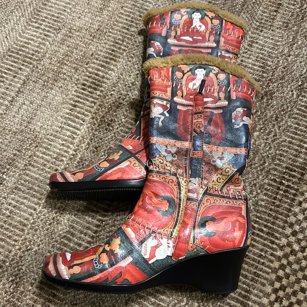ICON Asian Print Faux Fur Trim Wedge Side Zip Mid Calf Boots 2" Heels Size 7.5